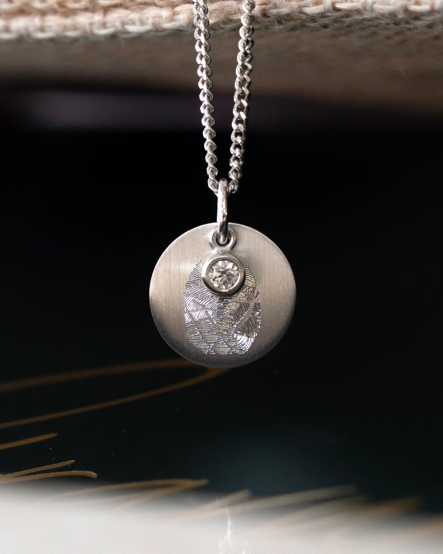 Engraved pendant necklace with cubic zirconia, 12mm