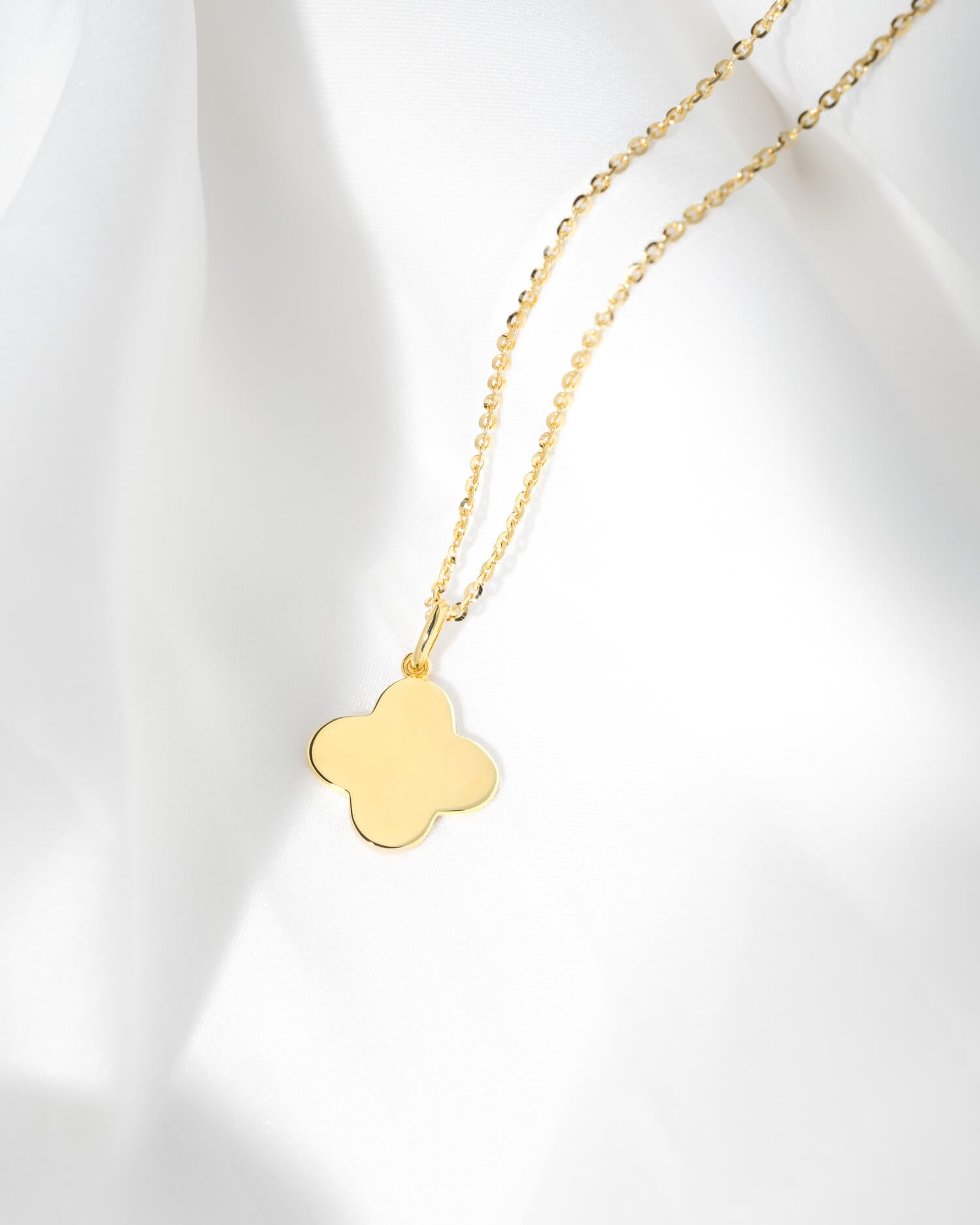 Initialen klaverblad ketting graveerplaatje