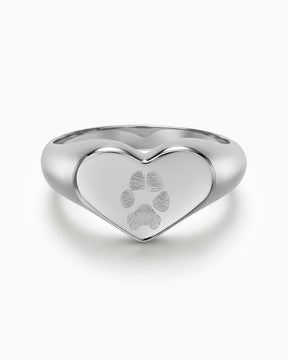 Zilveren ring met gegraveerde pootafdruk en hartje