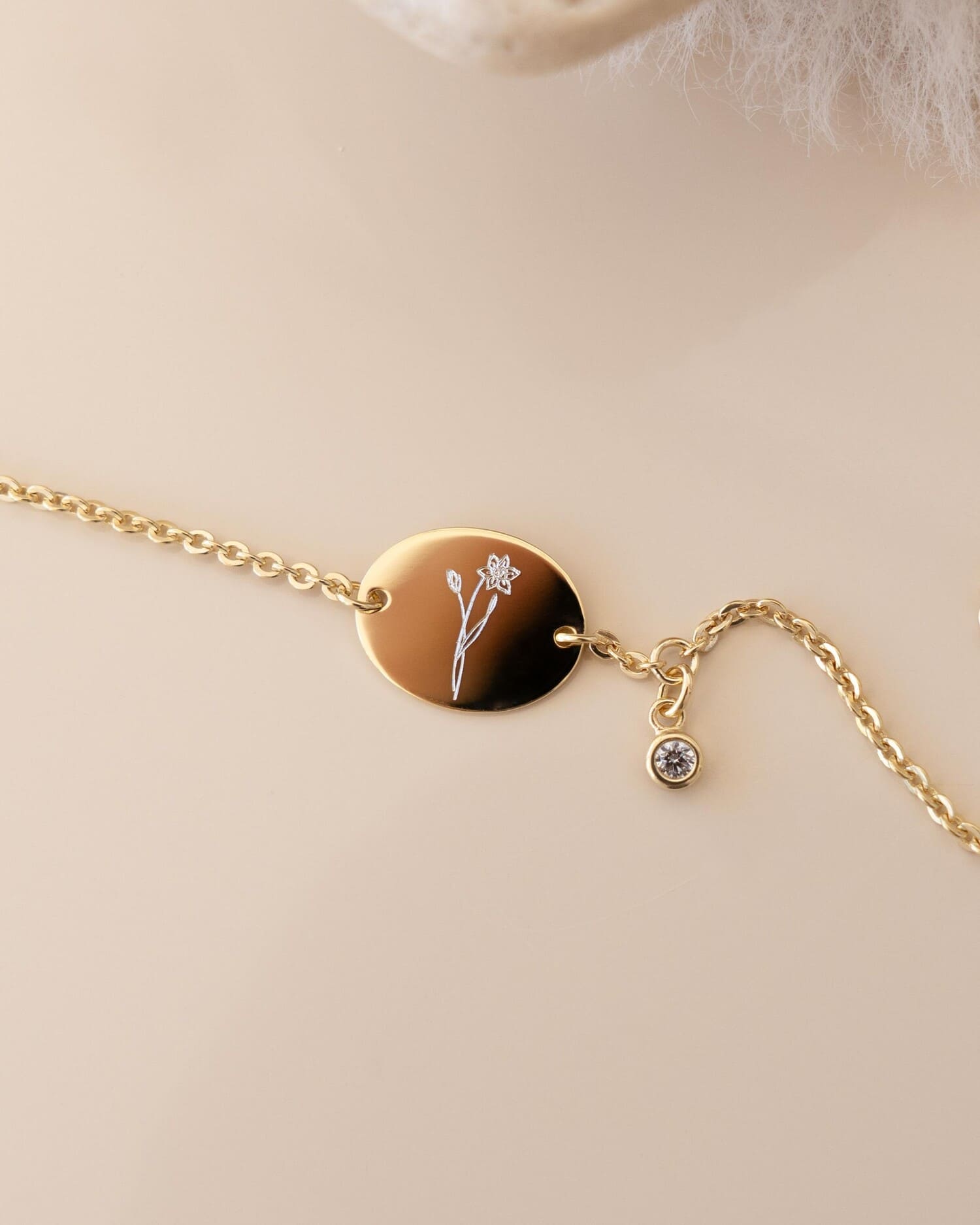Geboorte bloem graveerarmband, ovaal graveerplaatje met zirkonia