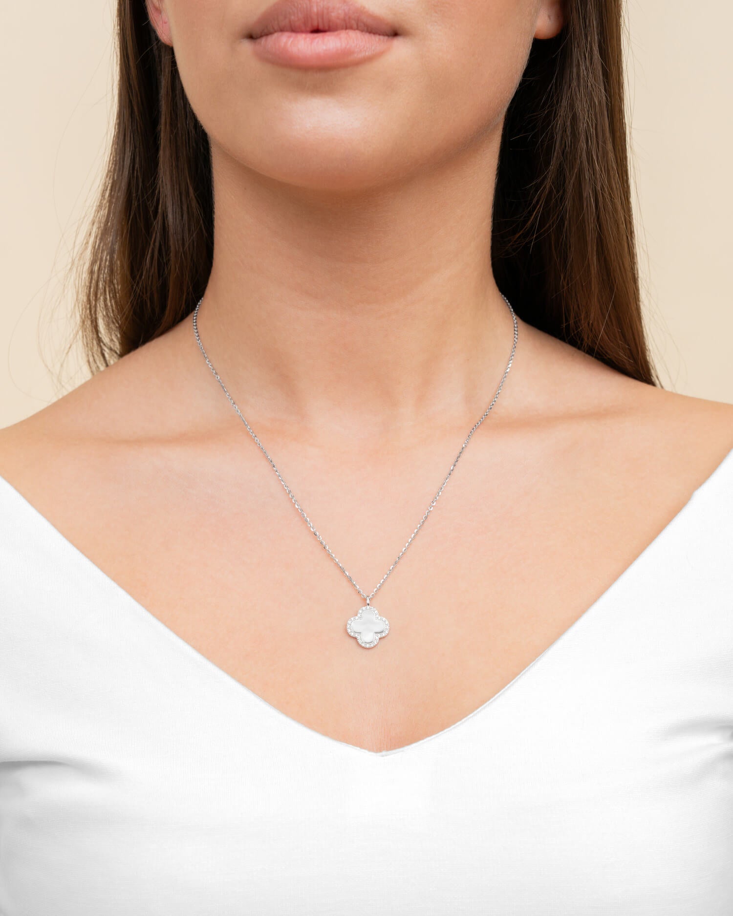 Empreinte de patte Trèfle Collier Plaque gravée Zirconia - Gravurschmuck.de