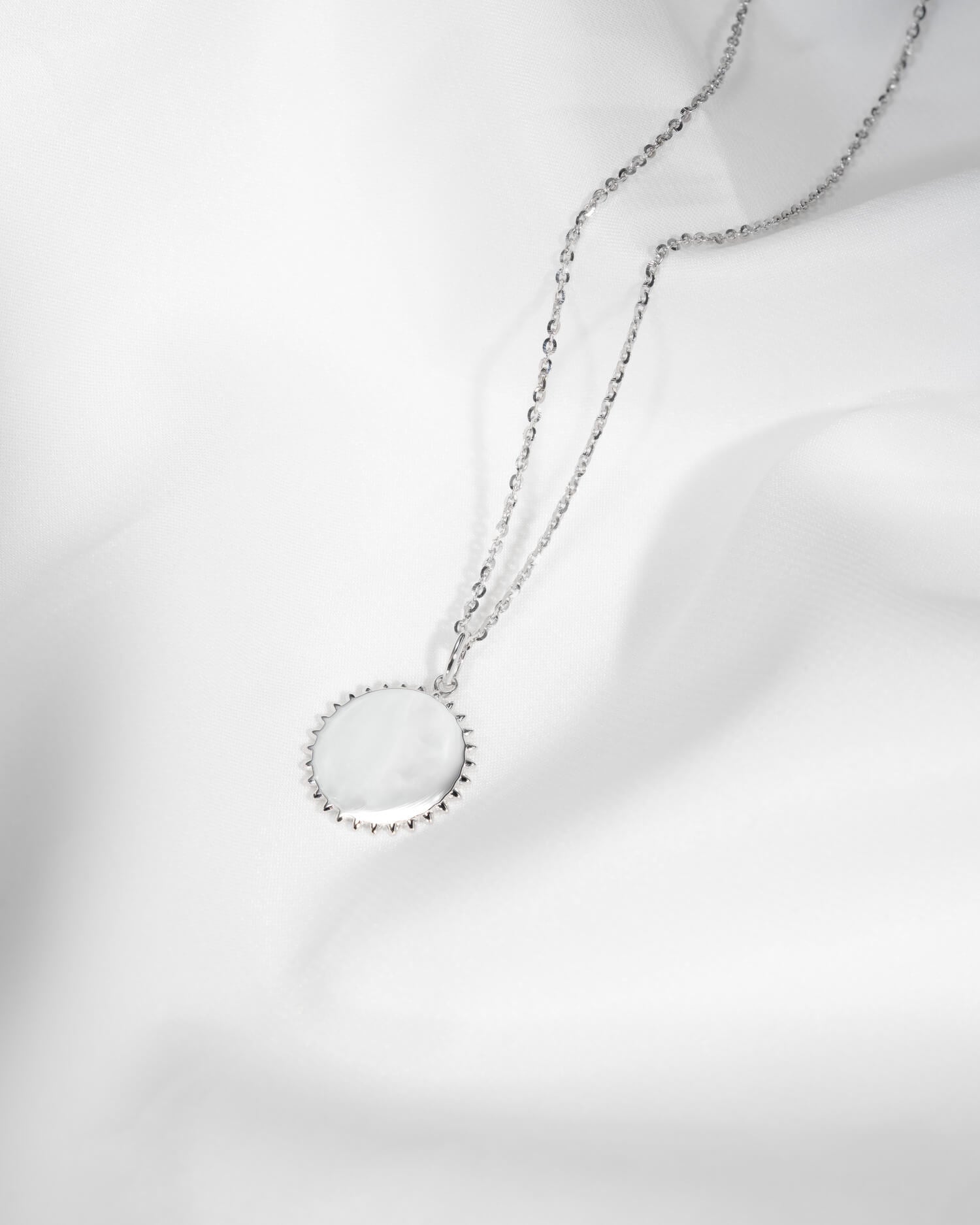 empreinte de main soleil collier plaque gravure pendentif