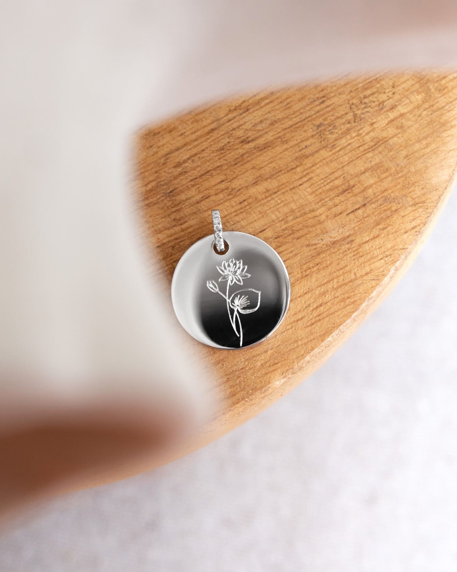 Fleur de naissance Plaques gravées Collier Pendentif Zirconium Rond