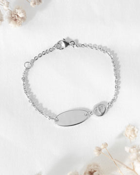 Dierenriemteken graveren armband graveerplaatje babyvoetjes