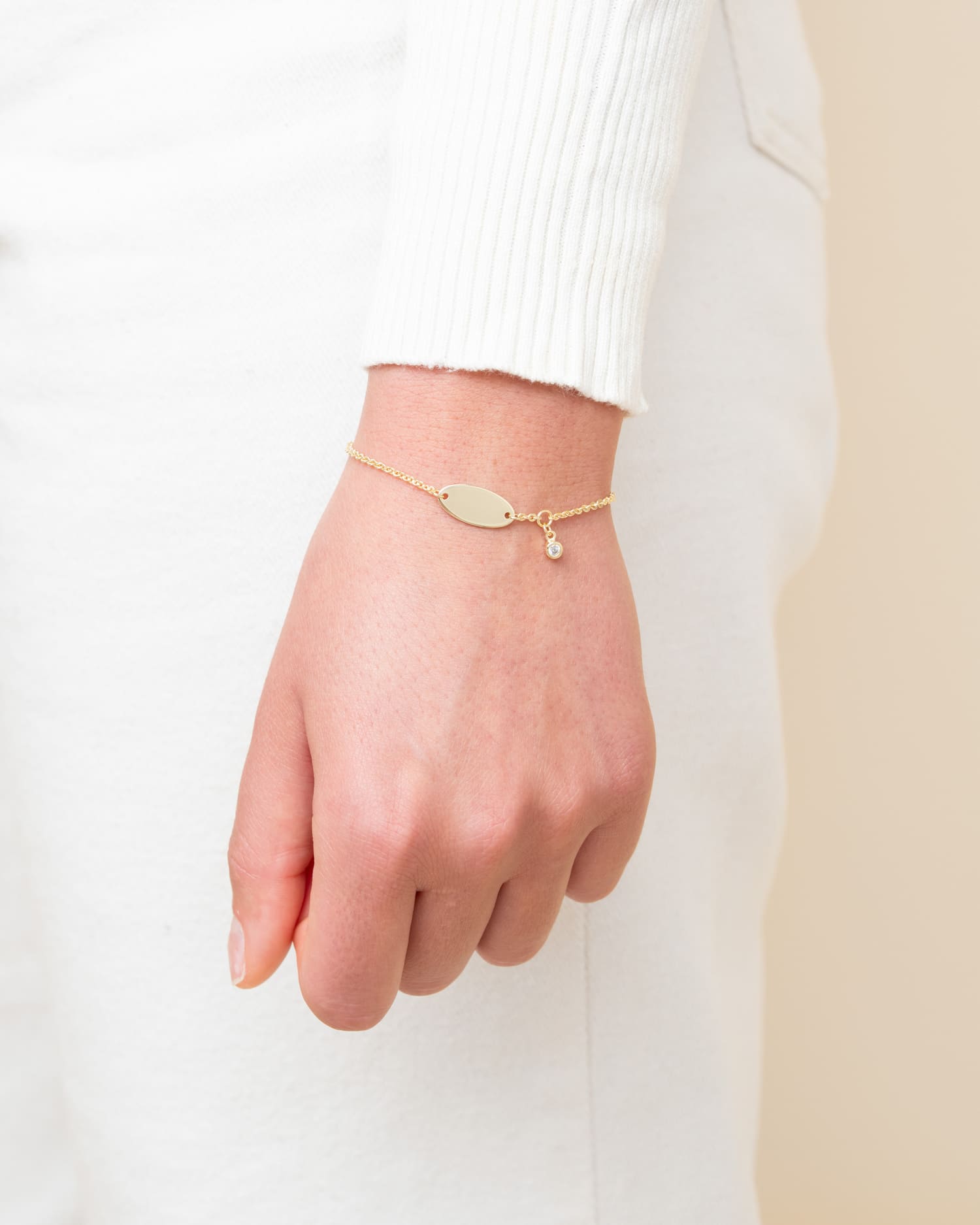 Initialen graveren armband graveerplaatje ovale zirkonia