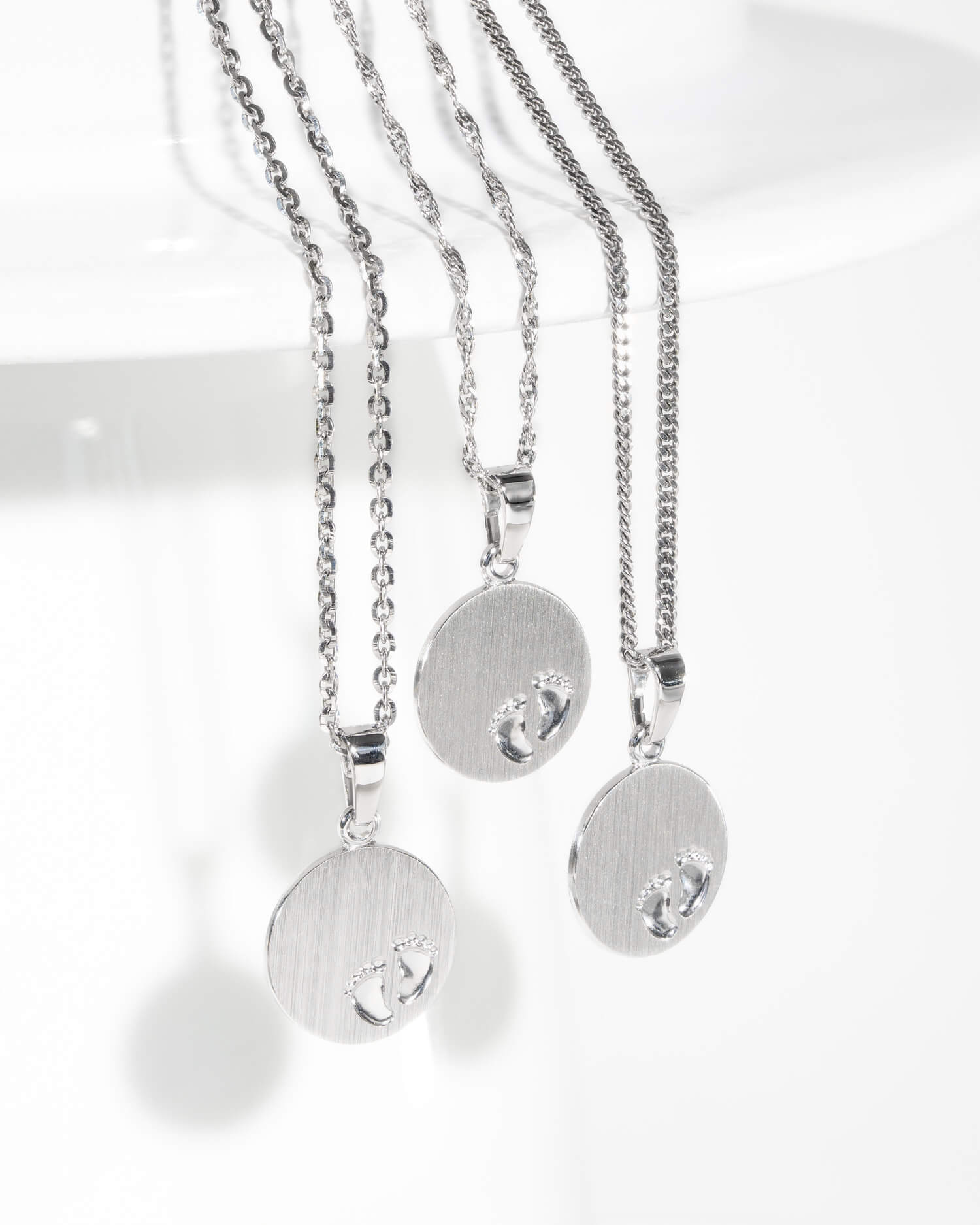 Graveerplaatjes hanger ketting babyvoetjes 12m