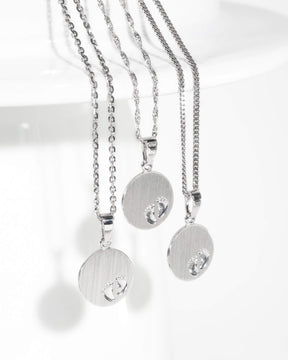 Graveerplaatjes hanger ketting babyvoetjes 12m