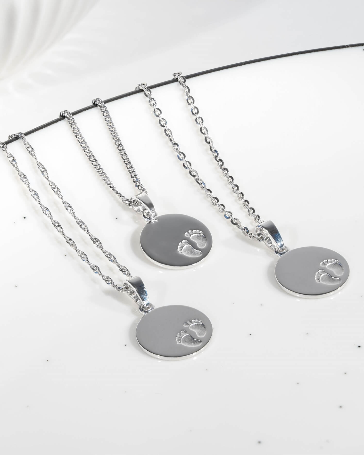 Graveerplaatjes hanger ketting baby voetjes 12mm