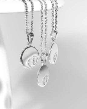 Graveerplaatjes hanger ketting baby voetjes 12mm