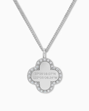 Coördinaten klaverblad ketting graveerplaatje zirkonia