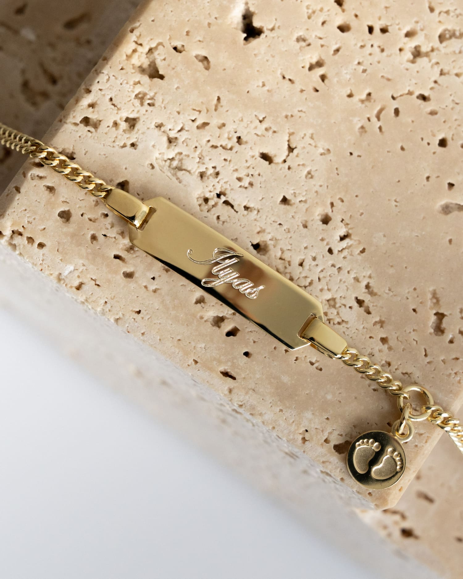 Graveerarmband graveerplaatje babyvoetjes