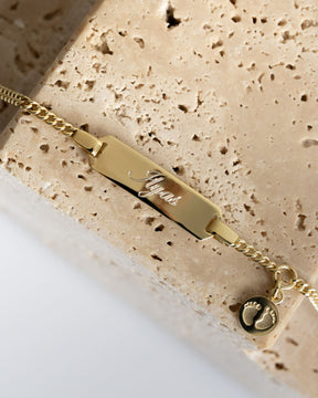 Graveerarmband graveerplaatje babyvoetjes