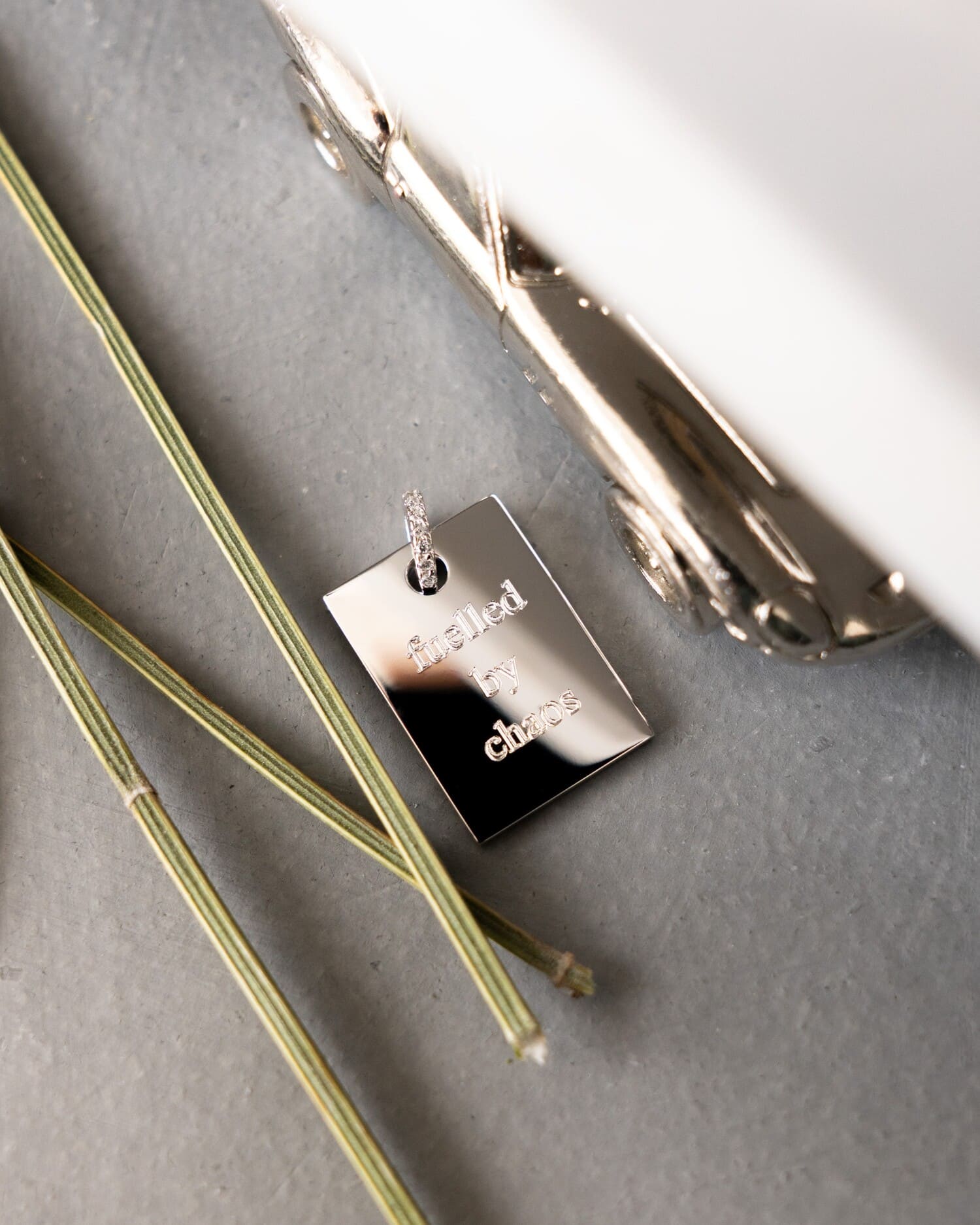 Graveerplaatjes halsketting hanger zirkonia vierkant