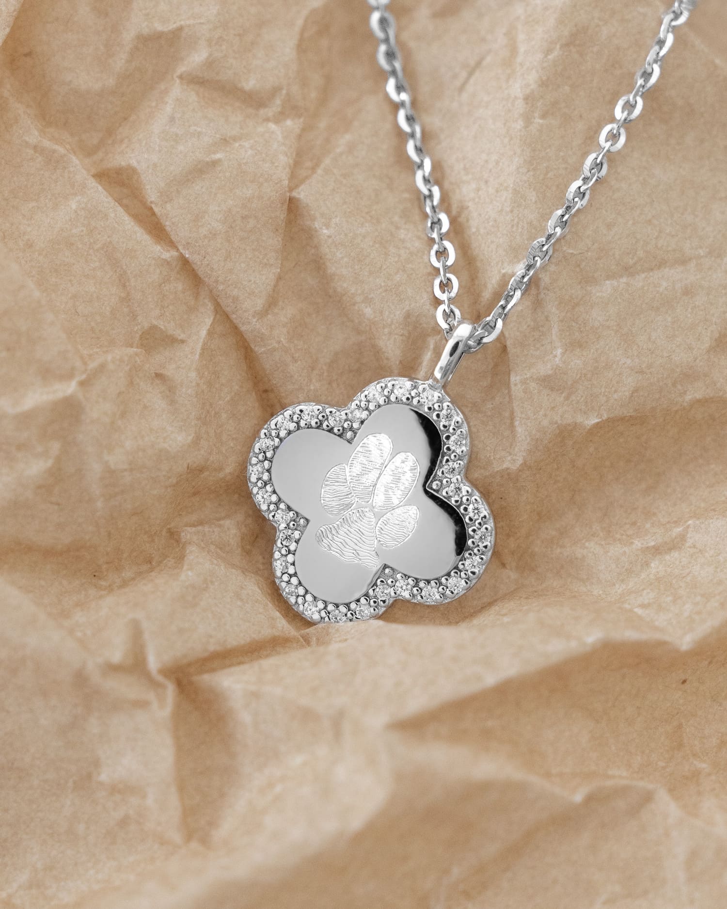 Klaverblad ketting met graveerplaatje en zirkonia