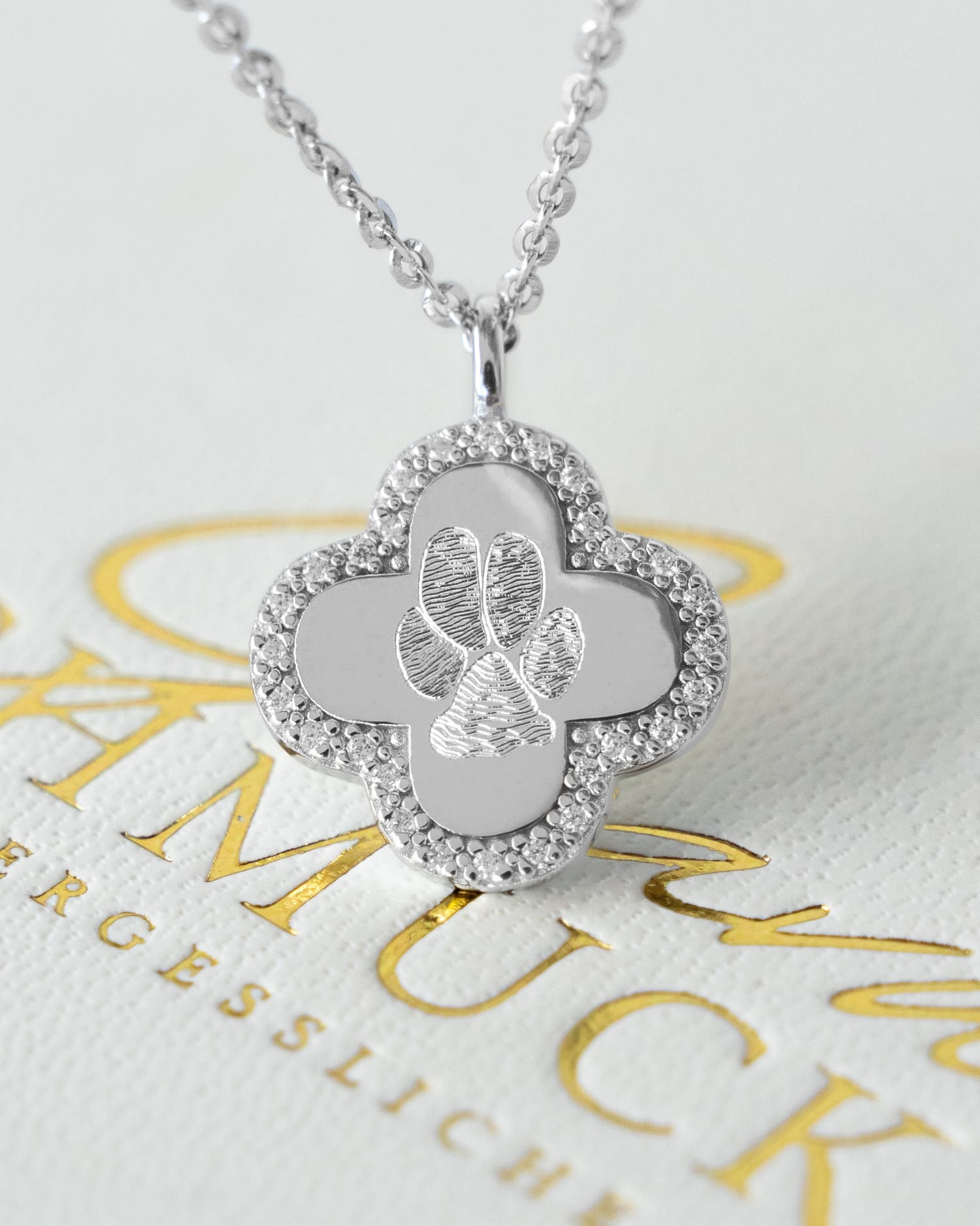 Klaverblad ketting met graveerplaatje en zirkonia