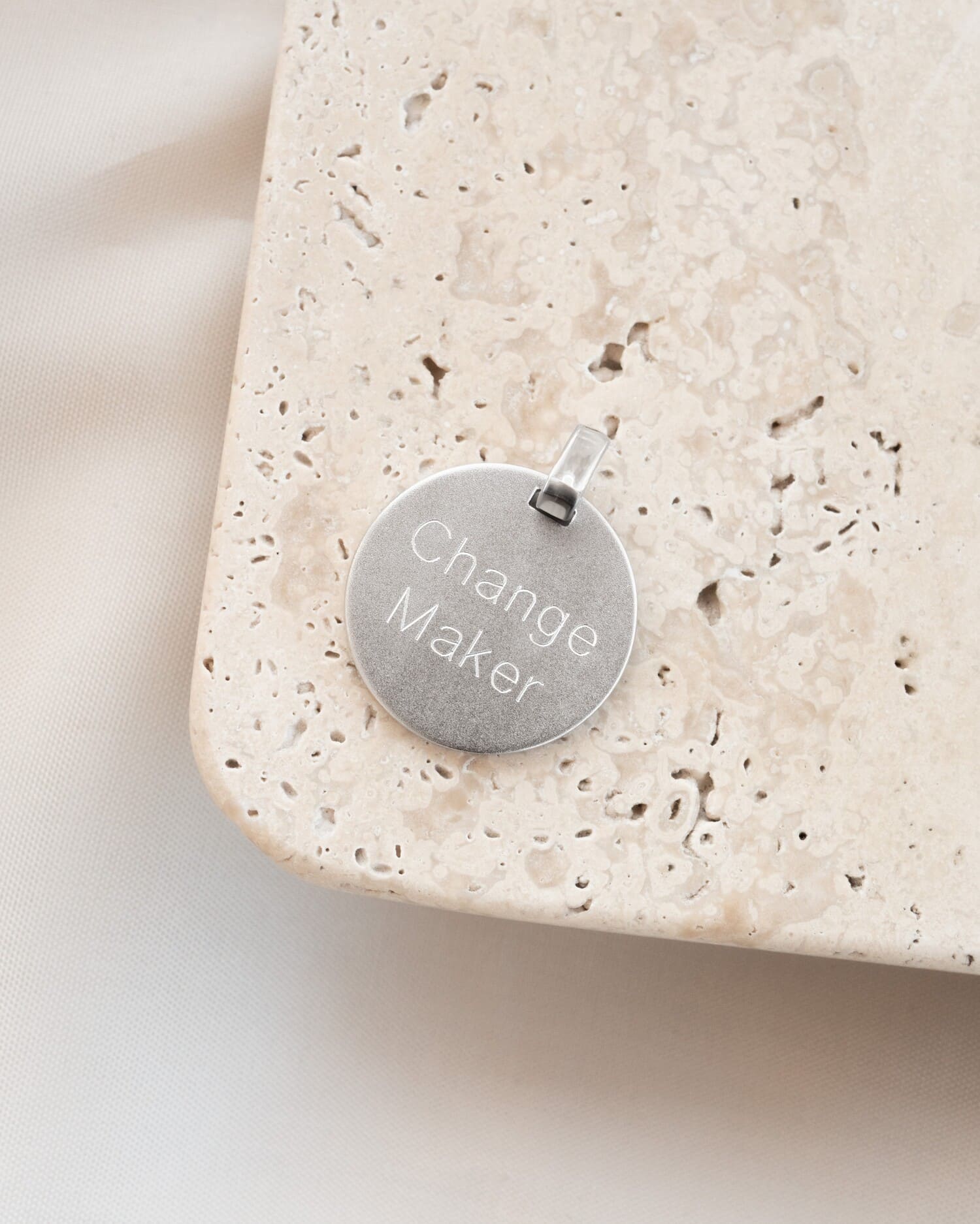 Graveerplaatjes halsketting hanger rond ijs mat