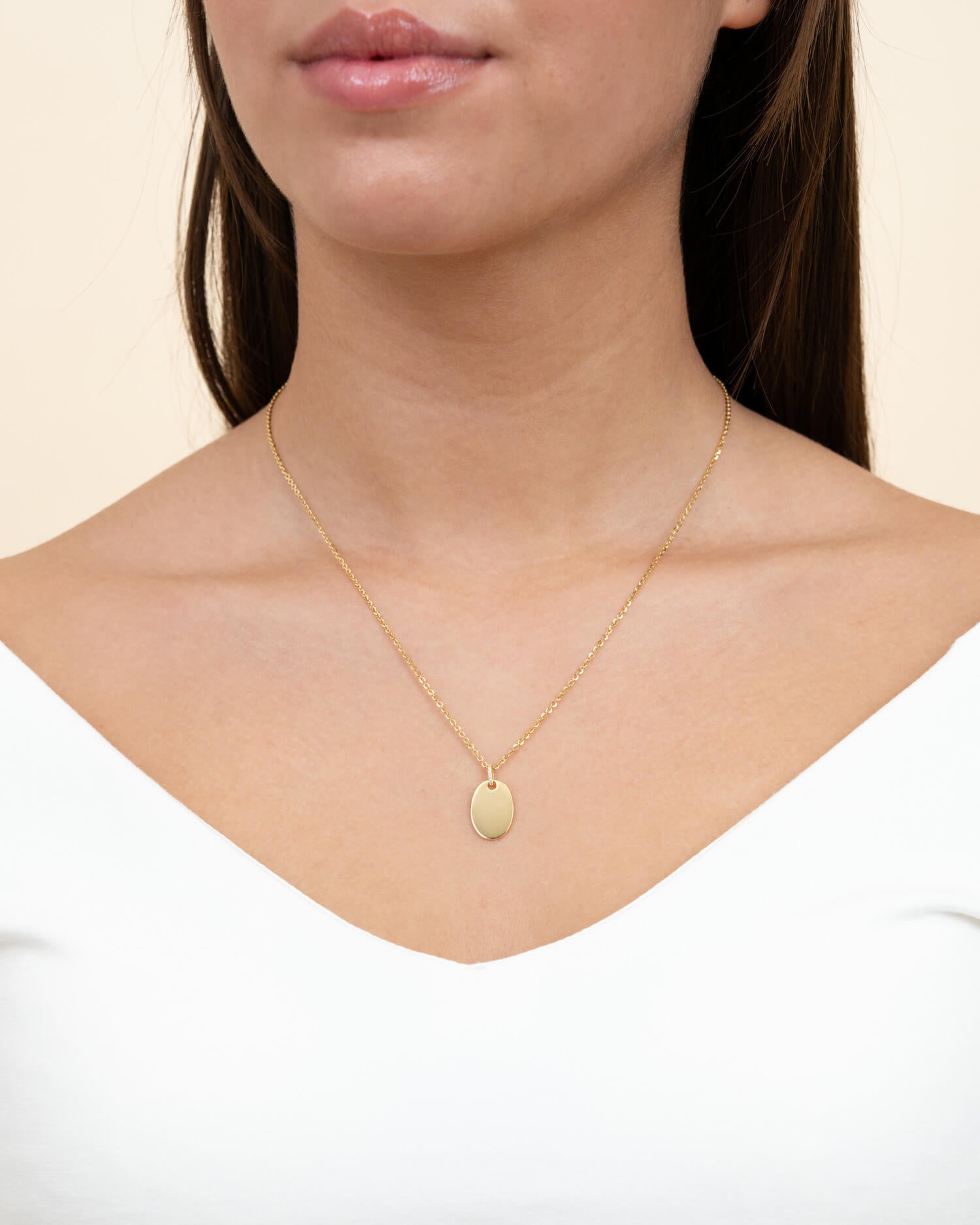 Naszyjnik z owalną zawieszką z cyrkoniami - Gravurschmuck.de